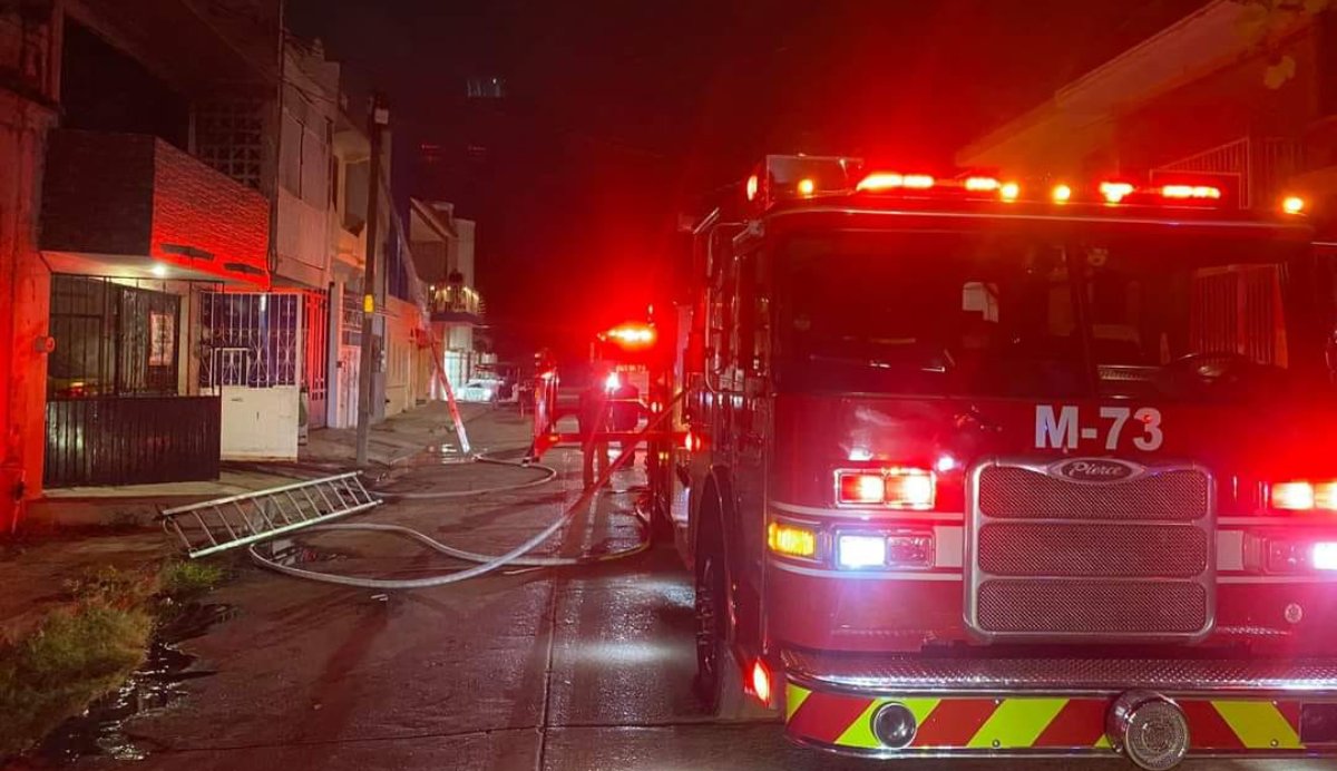 Bomberos rescata a tres personas de una casa en llamas en Mazatlán