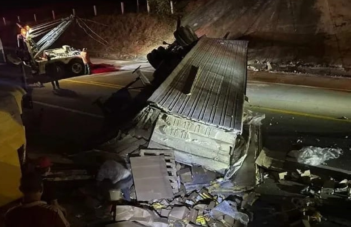 Tráiler cargado de quesos vuelca cerca de El Huajote, Concordia