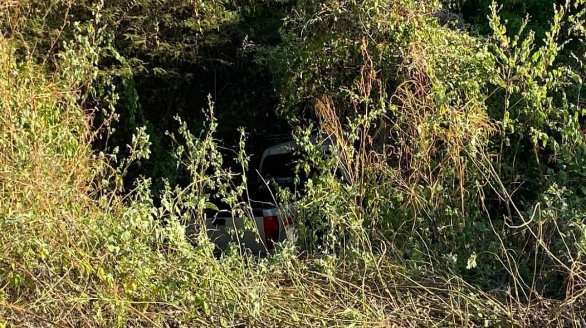Conductor resulta lesionado tras volcar en su camioneta por la autopista Mazatlán-Culiacán