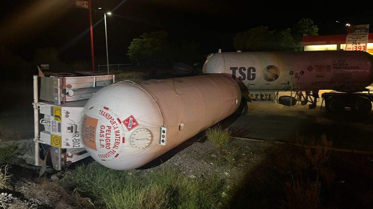 Vuelca pipa cargada de gas en el Valle del Carrizo, Ahome