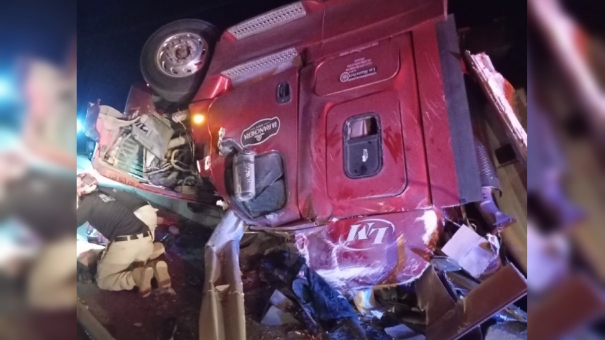 Vuelca tráiler en la carretera federal México 15 en Escuinapa; el conductor resulta lesionado