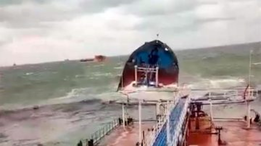 Más de 260 efectivos de emergencia rusos limpian el mar Negro por derrame de petróleo