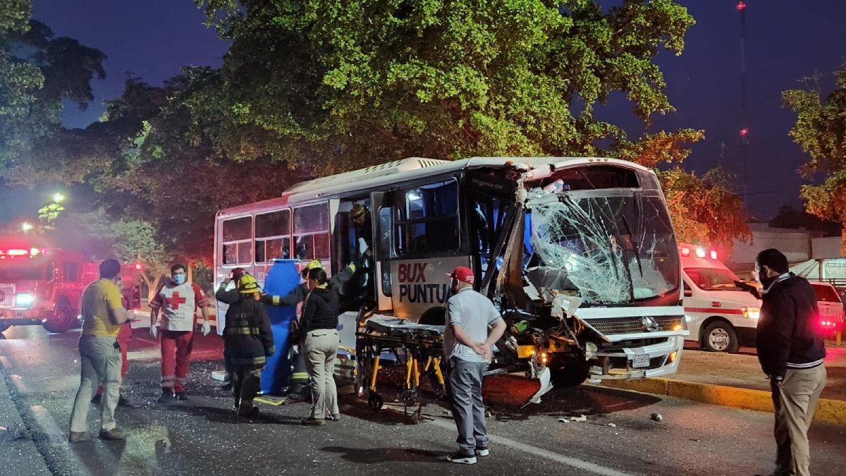 Camión de personal choca contra la caja de un tráiler sobre la Culiacán-Navolato; hay heridos, entre ellos una embarazada