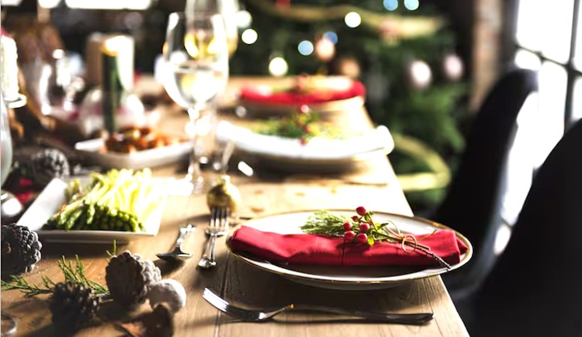 Ideas creativas para decorar la mesa para recibir el Año Nuevo 2025