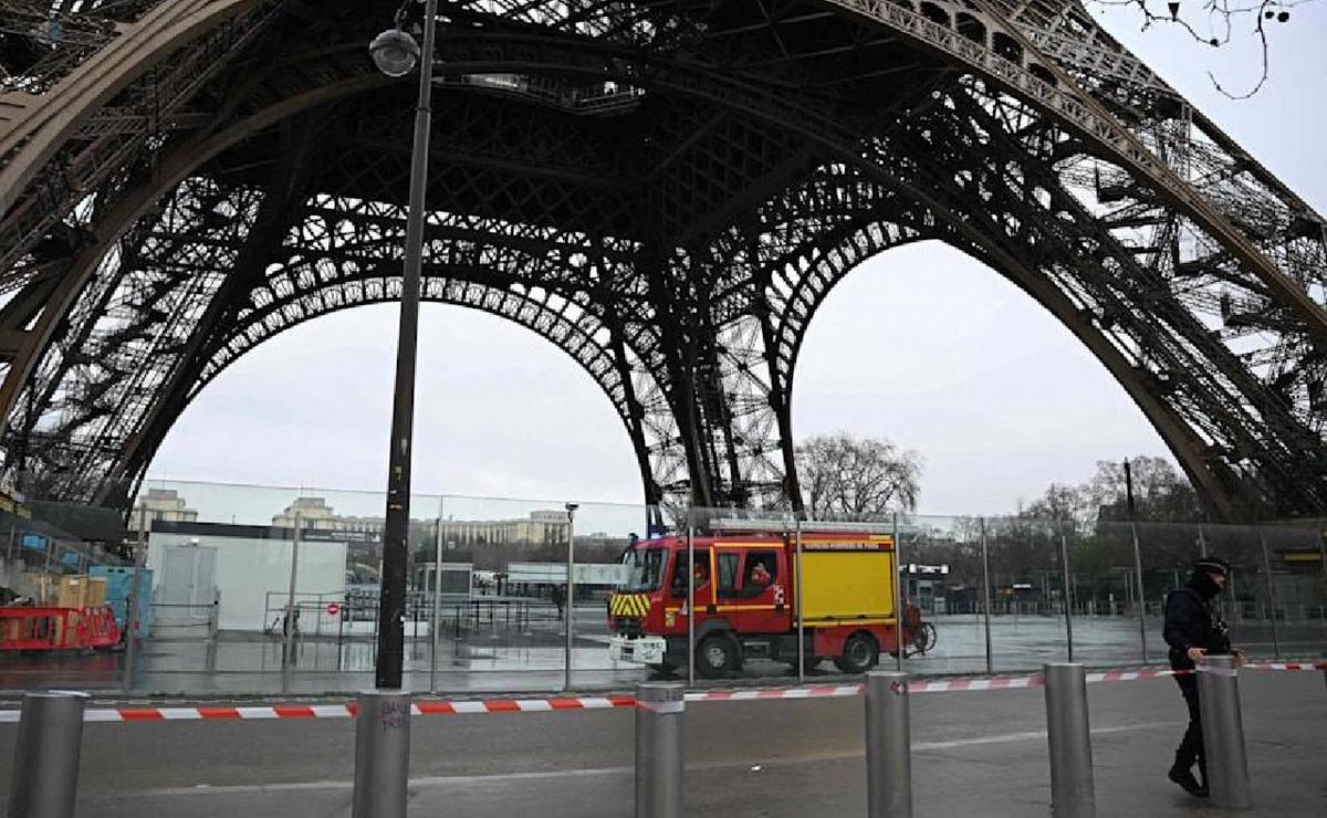 Video | Incendio cerca de la Torre Eiffel obliga a evacuación de visitantes