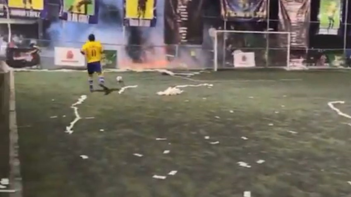 Video | Explosión de pirotecnia en cancha de futbol deja dos lesionados graves en León