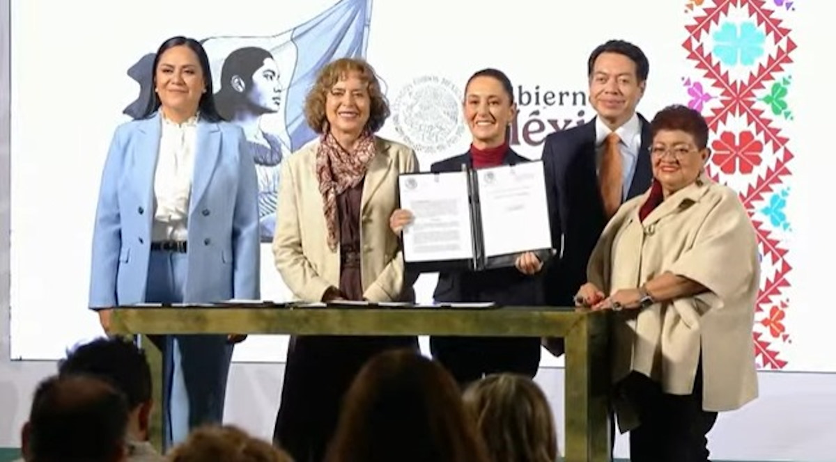Claudia Sheinbaum firma decretos en México para reformas constitucionales