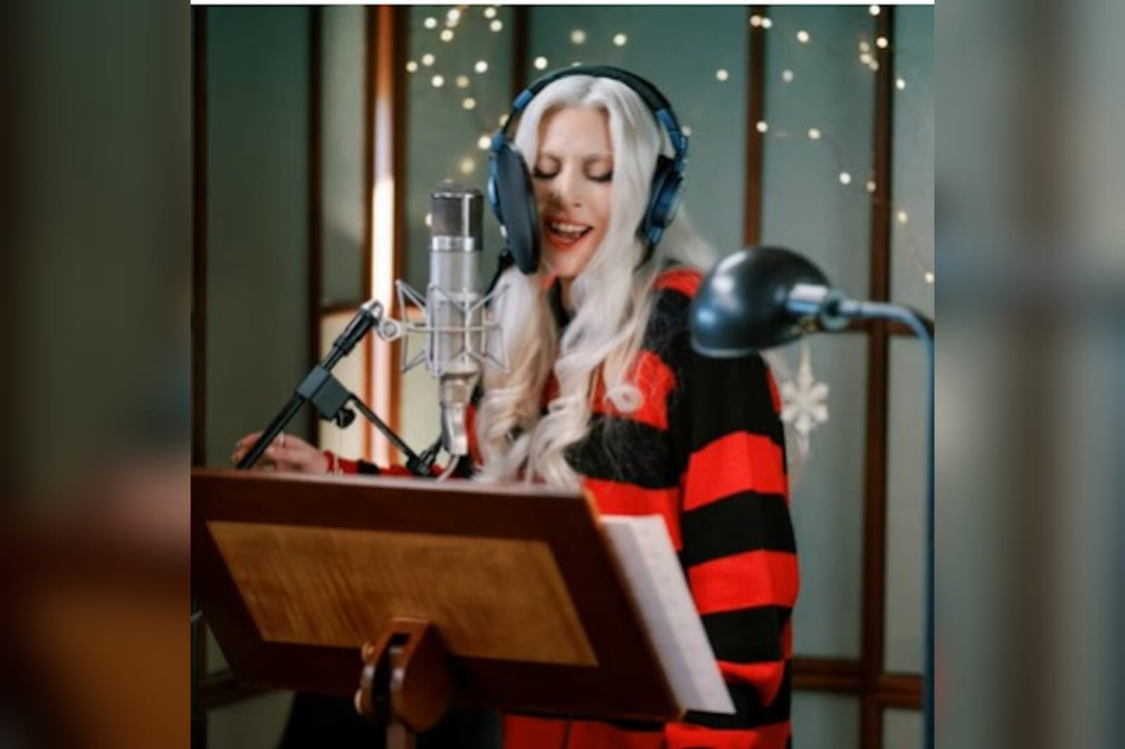 Lady Gaga se une a la moda de los villancicos navideños con potente versión