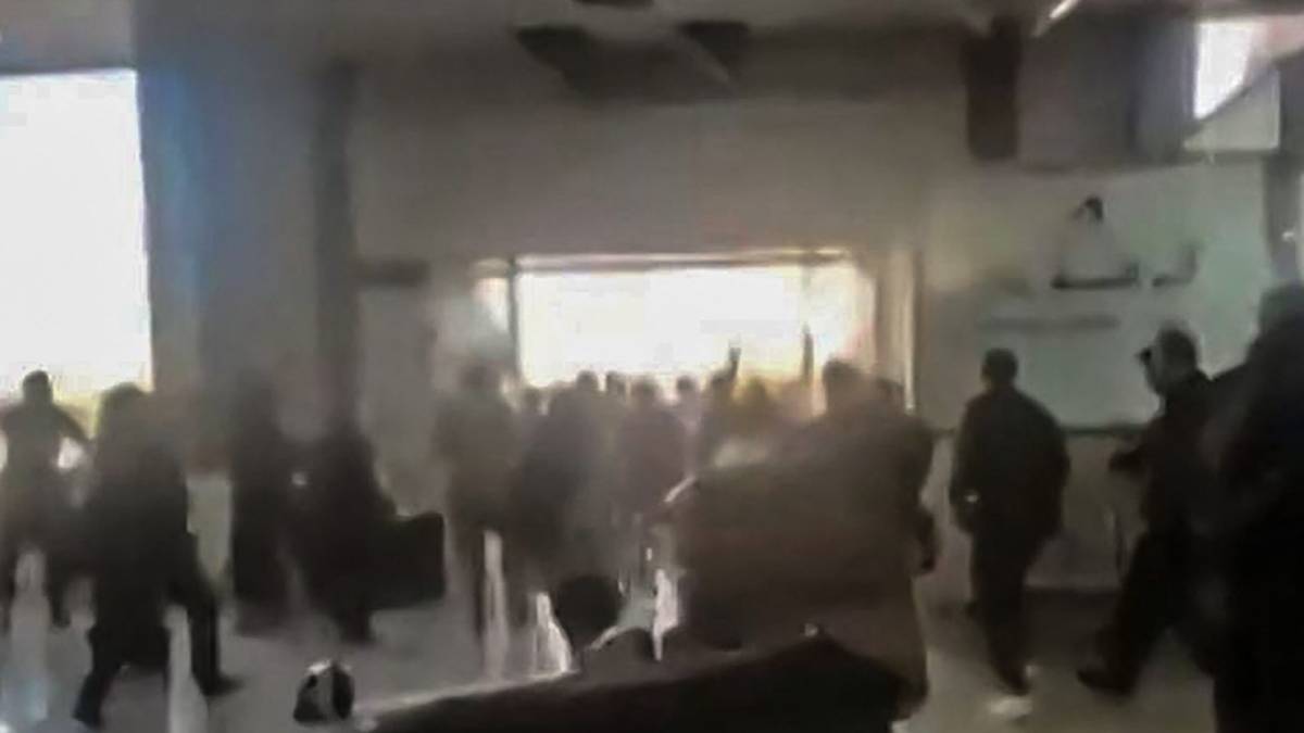 Director de la OMS sobrevive a bombardeo israelí en aeropuerto de Yemen; hay dos muertos