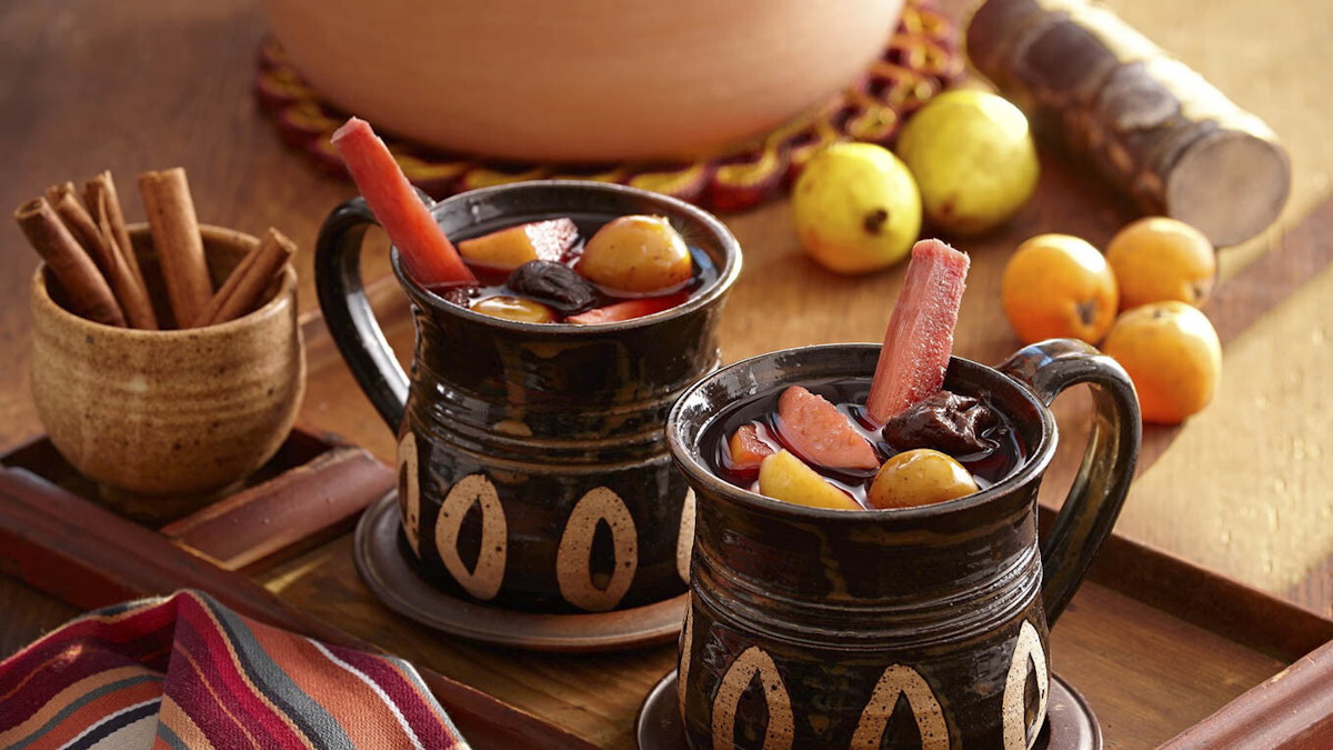 ¿Quieres sorprender en Navidad? Checa como preparar un exquisito ponche de frutas
