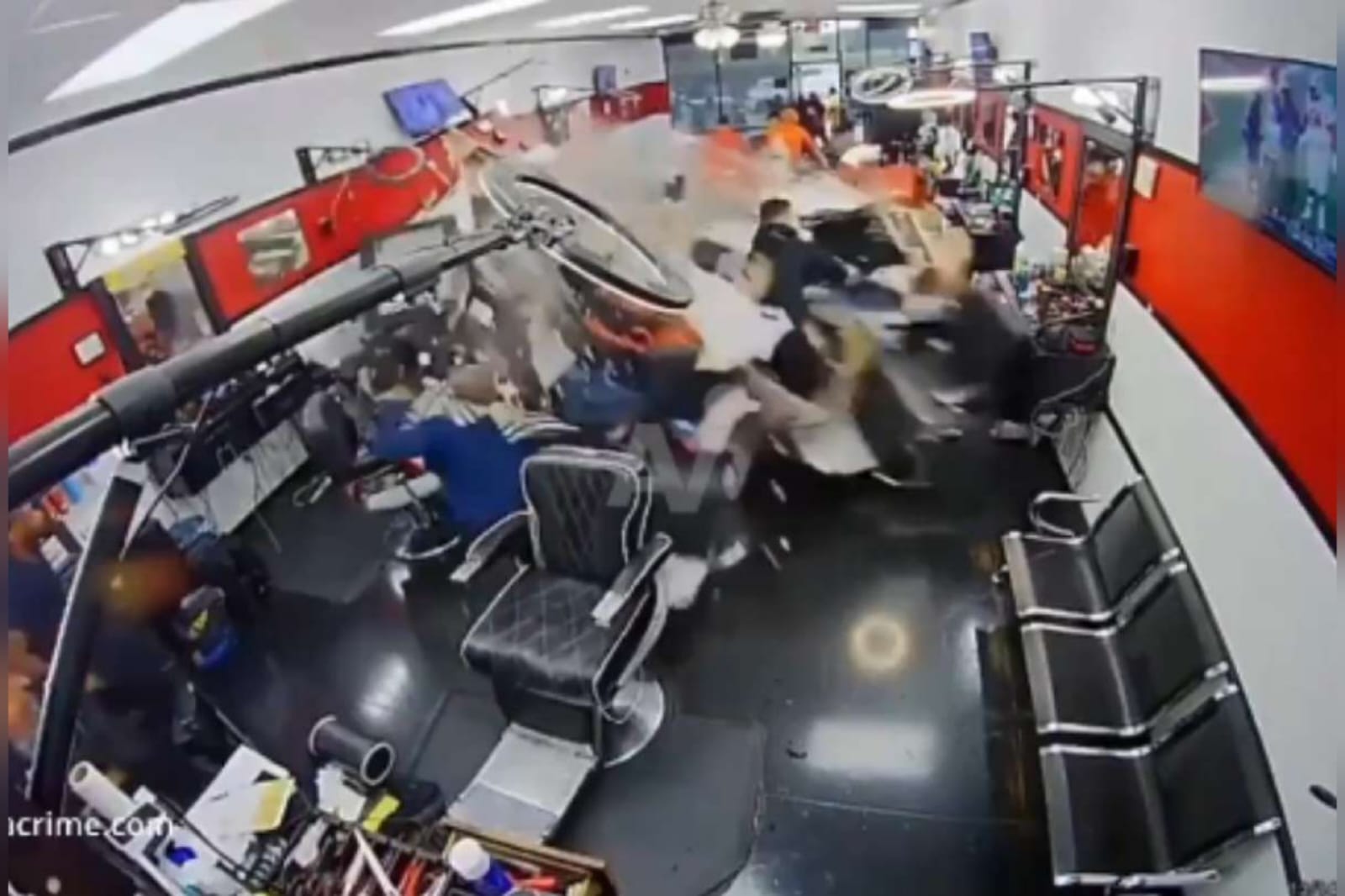 Video | ¡Vaya susto! Porsche se mete en una barbería y atropella a un menor de edad