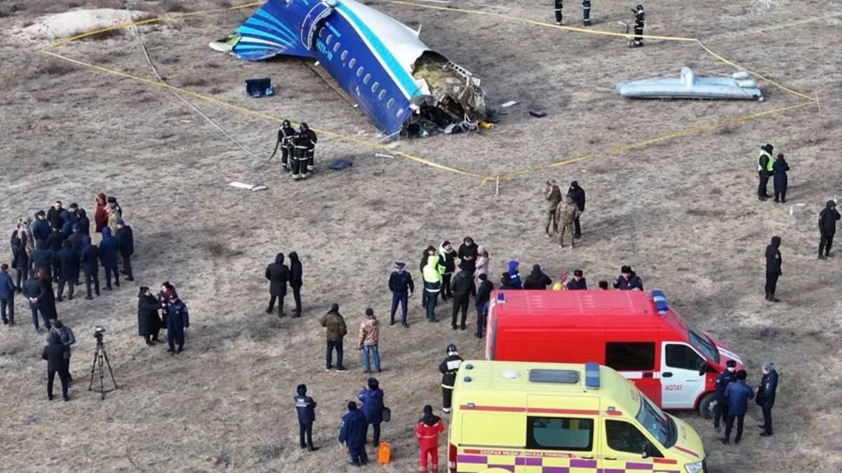 Revelan que avión de AZAL fue alcanzado por misil ruso en Kazajistán