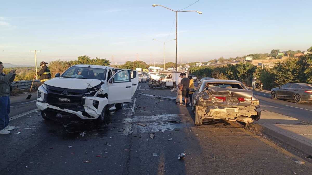 Fuerte carambola sobre la carretera hacia la salida al sur de Mazatlán deja dos personas heridas