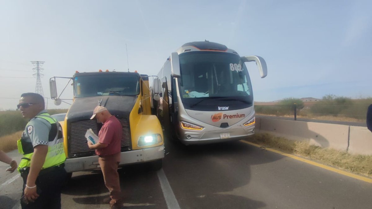 Accidente entre tráiler, autobús y dos vehículos, provoca el cierre de la México 15 en Juan José Ríos