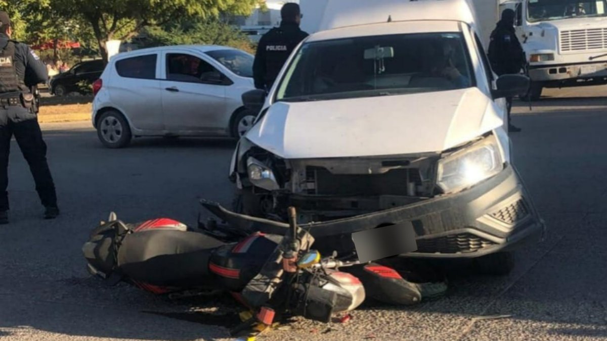 Accidente vial entre camioneta de reparto y motocicleta deja a conductor lesionado en Mazatlán