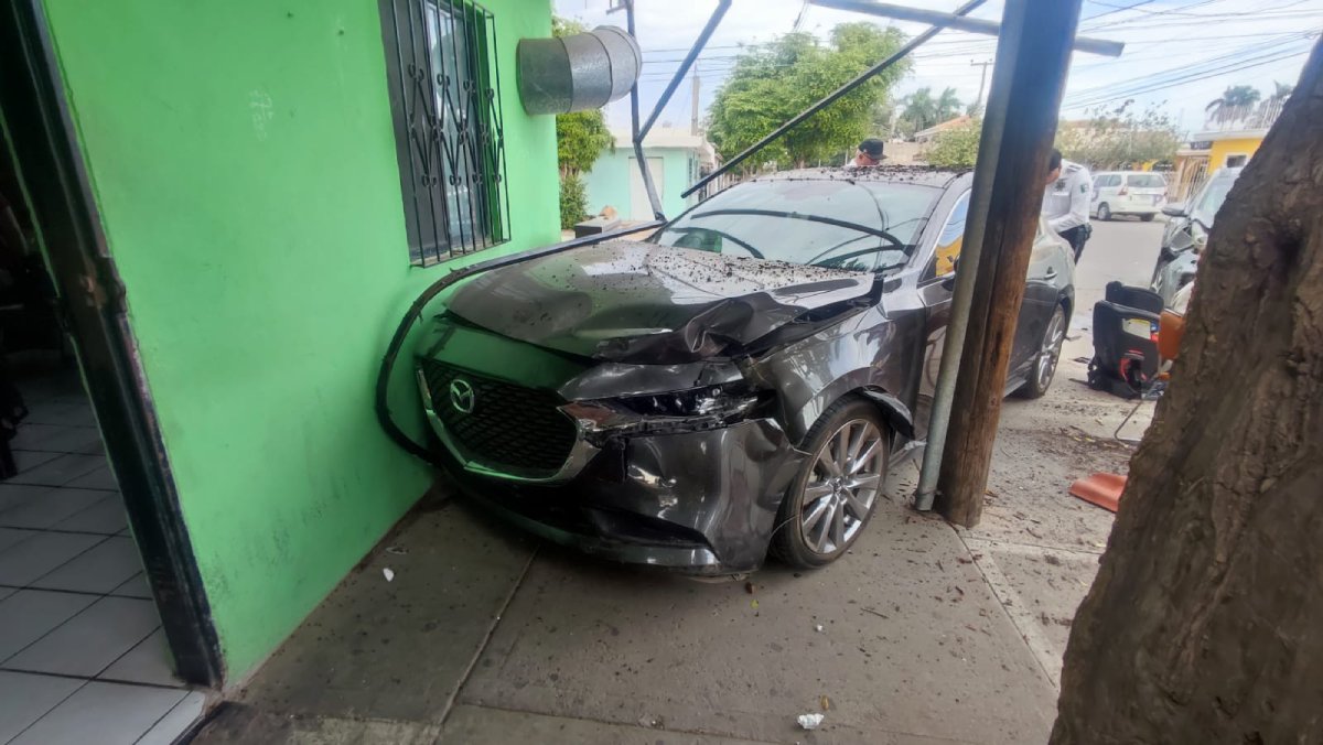 Aparatoso accidente en la colonia Anáhuac en Los Mochis deja dos mujeres lesionadas