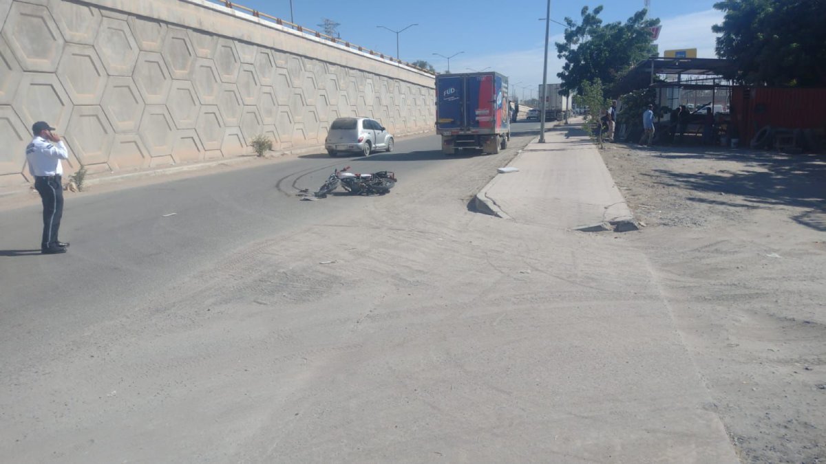 Motociclista se lesiona al ser impactado por una pesada unidad en Gabriel Leyva Solano, Guasave
