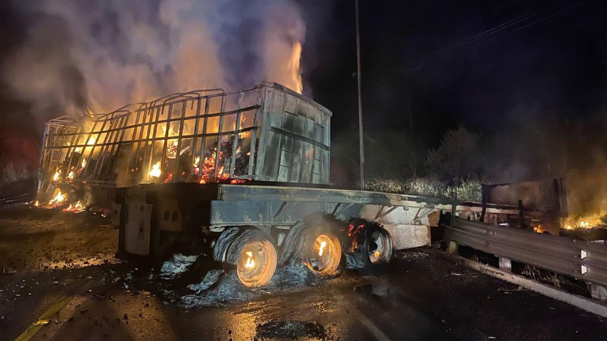 Choque de tráileres en la Durango-Mazatlán en Concordia deja una persona calcinada; cerrada la circulación