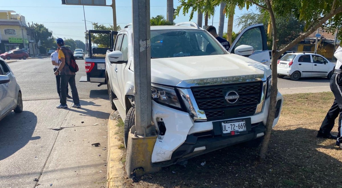 Accidente vial en Mazatlán deja una mujer lesionada y daños materiales
