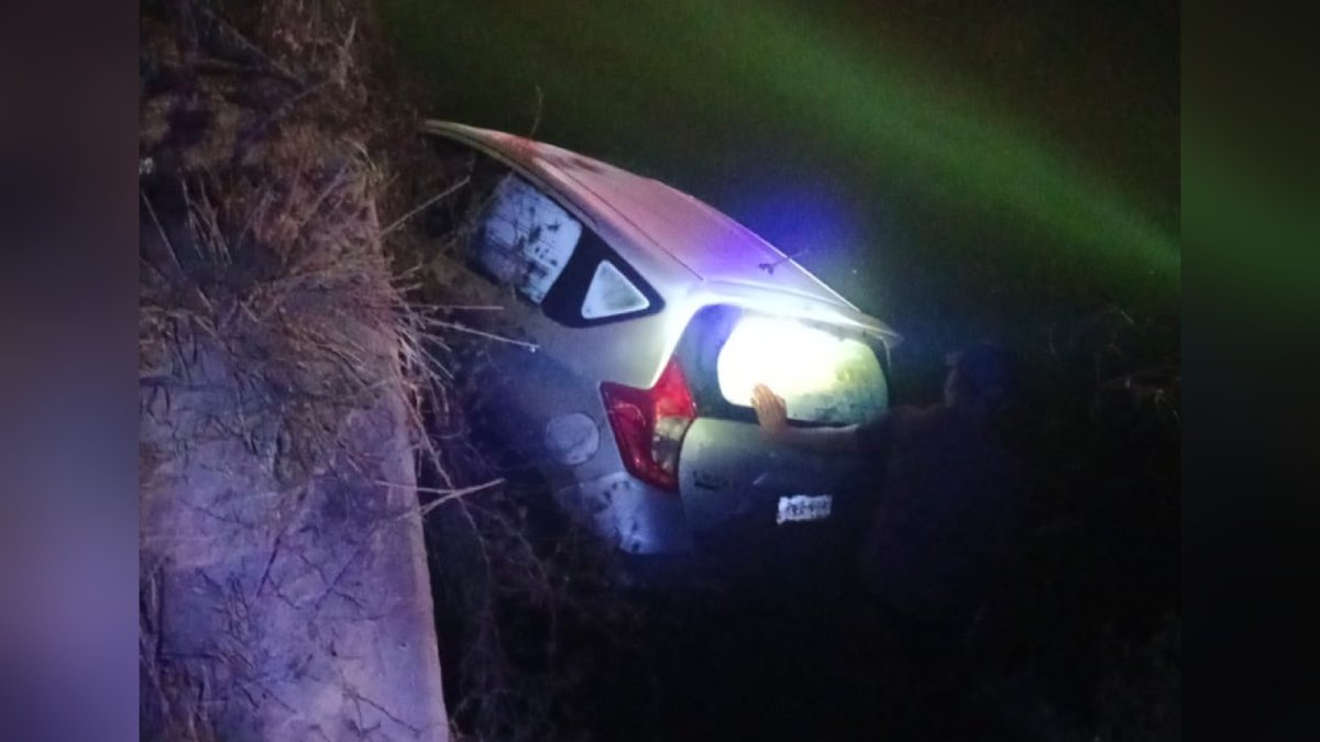 Accidente en el ejido Agua Nueva, Ahome, deja un lesionado y un vehículo dentro del canal