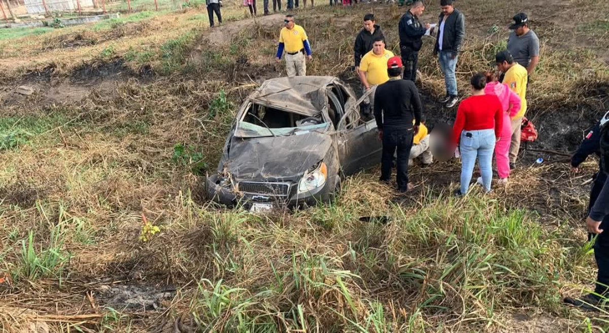 Jóvenes protagonizan aparatoso accidente en Isla del Bosque, Escuinapa