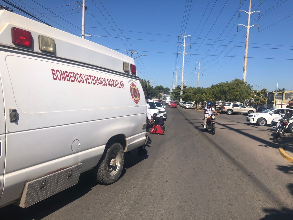 Adulta mayor resulta lesionada al ser golpeada por vehículo en el Infonavit Playas, en Mazatlán