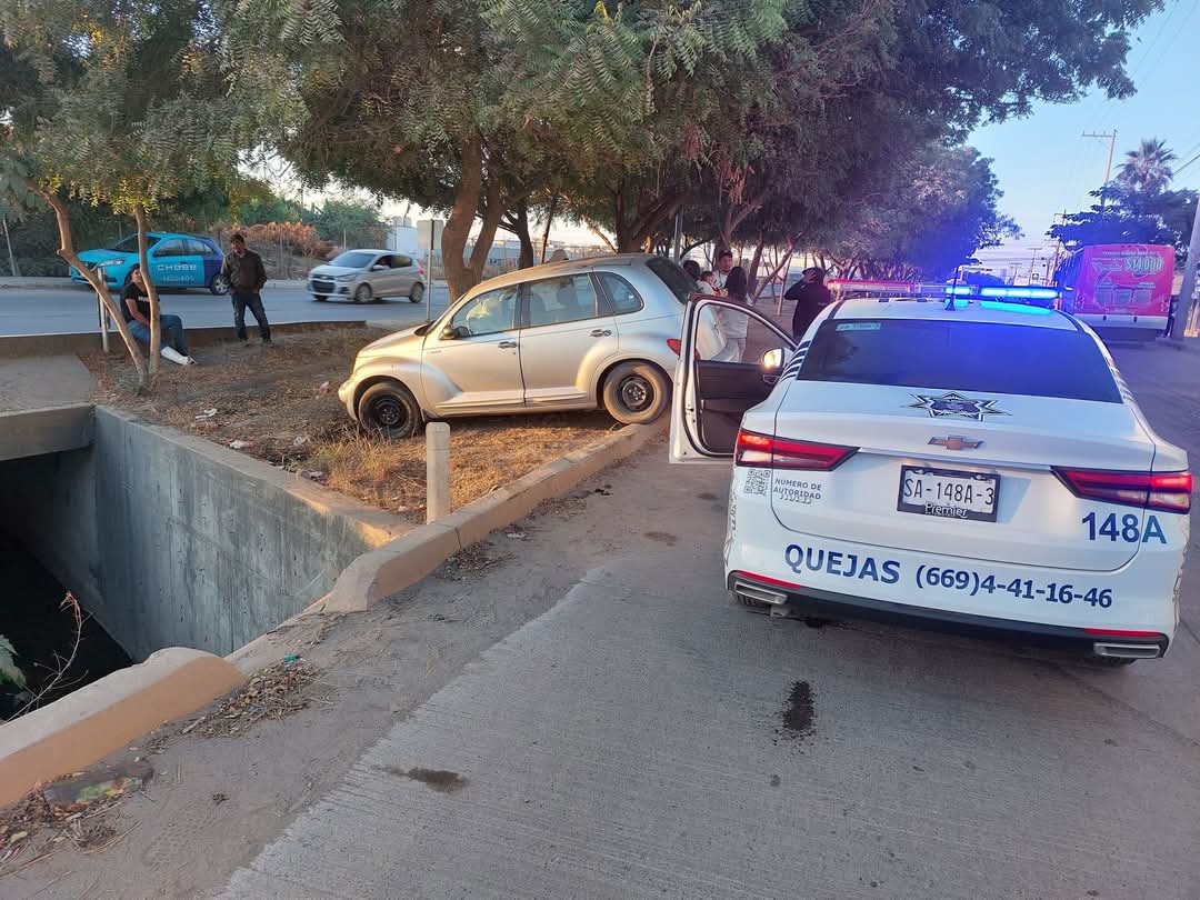 Accidente vehicular en la avenida Santa Rosa deja a conductor con lesiones leves en Mazatlán