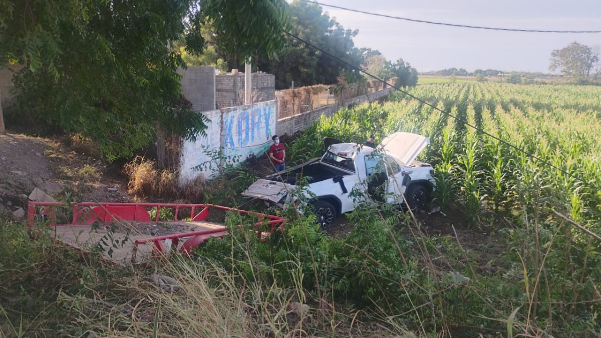 Menor de 16 años resulta lesionado al sufrir salida de camino por la carretera a Las Glorias, en Guasave