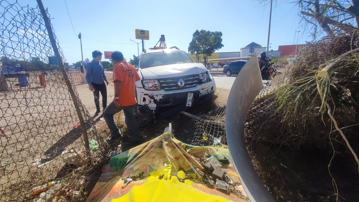 Tremendo susto se llevan clientes de la Verbena Navideña de Los Mochis tras accidente vial