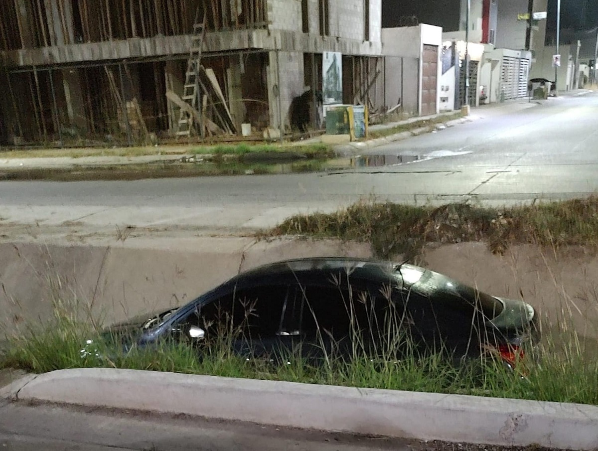 Conductor cae con su automóvil en canal pluvial tras perder dirección en el volante en Mazatlán