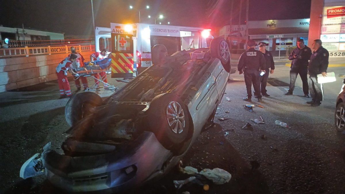 Hombre de la tercera edad vuelca en su vehículo sobre la Calzada Aeropuerto, en Culiacán, y termina en un hospital