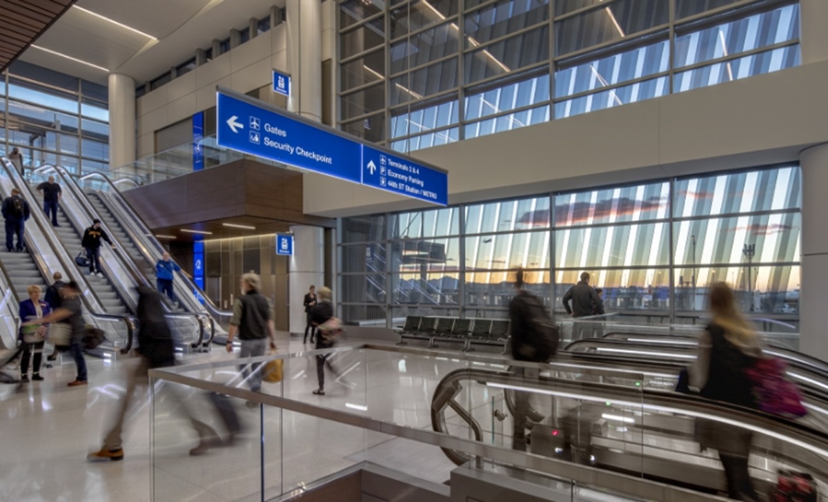 En Navidad, pleito familiar termina en tiroteo en aeropuerto de Phoenix; hay 3 baleados y una persona apuñalada