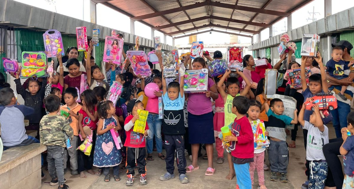 Niños del albergue de Isla del Bosque disfrutan de una Navidad especial, gracias a la campaña ‘Regalos con Amor’