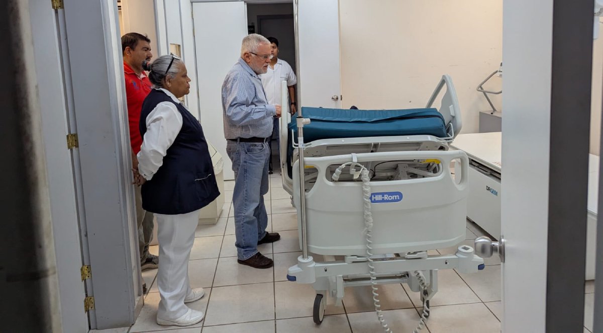 Visita Díaz Simental, alcalde de Escuinapa,  a víctimas del camionazo