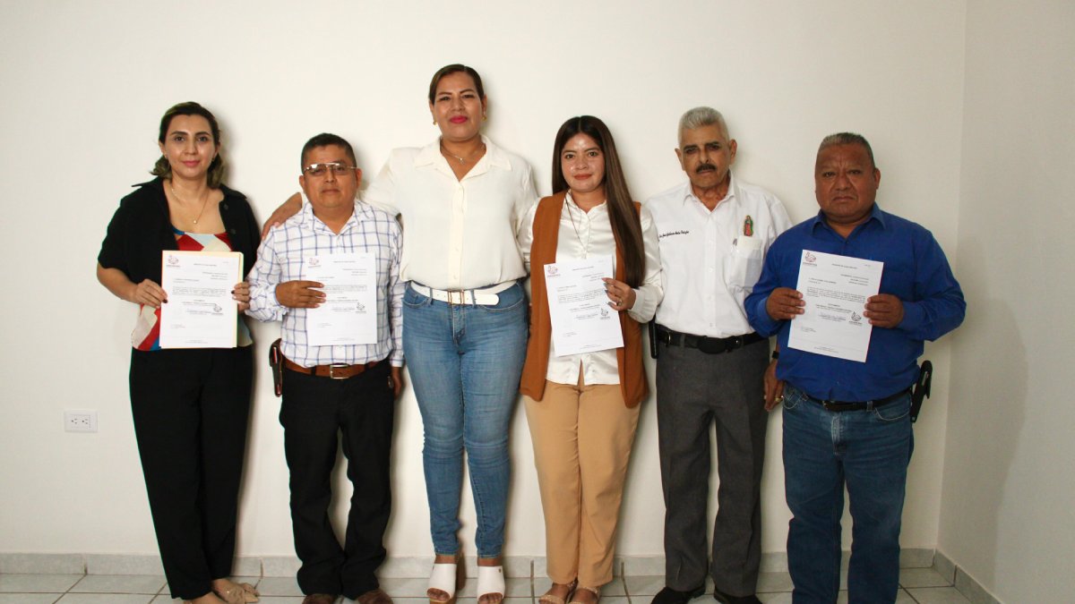 La alcaldesa de Juan José Ríos, Evangelina Llanes, toma protesta a nuevos funcionarios públicos