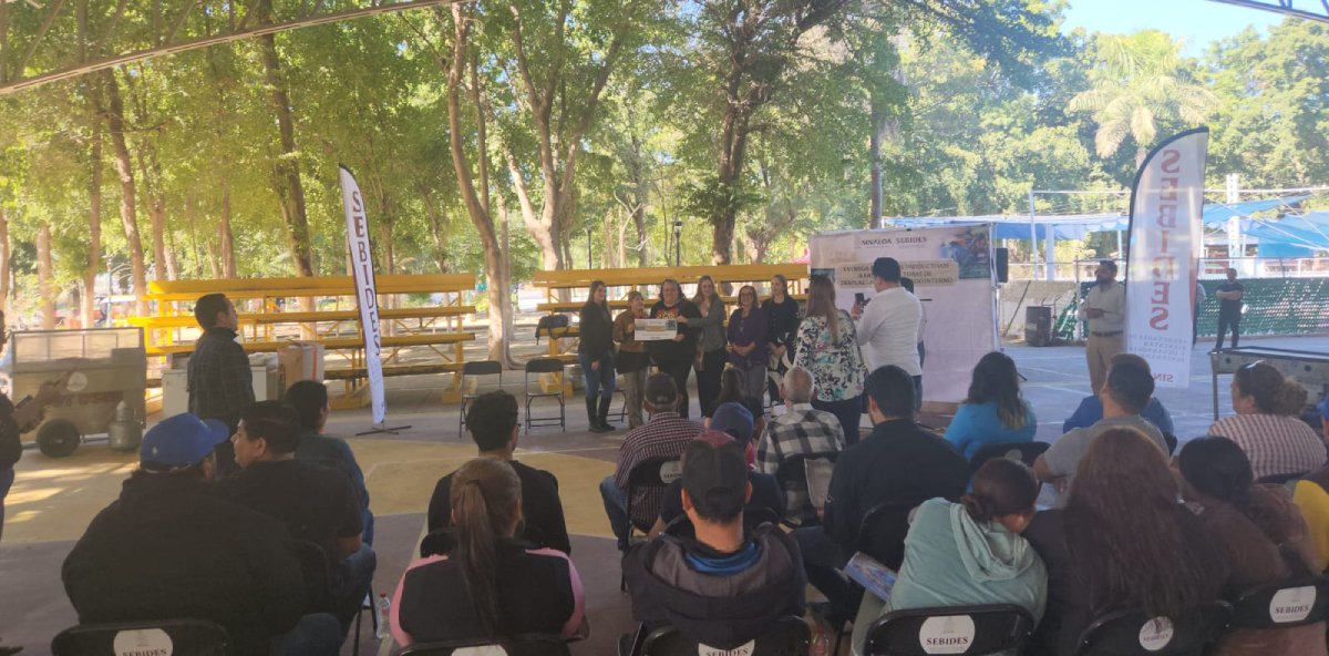 El amor por la costura lo heredó de su abuelita; desplazada recibe máquina para emprendimiento