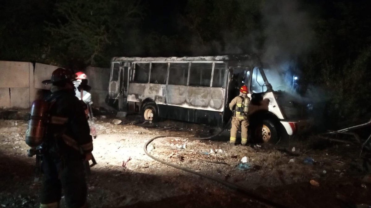 Arde camión en el fraccionamiento Santa Fe de Mazatlán