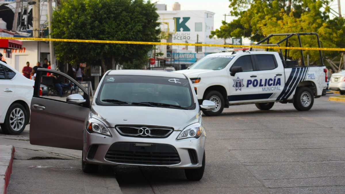 Agreden a balazos a joven que circulaba en su vehículo en el Infonavit Playas en Mazatlán