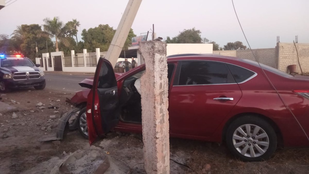Aldo impactó su unidad contra un poste en Guasave y terminó lesionado