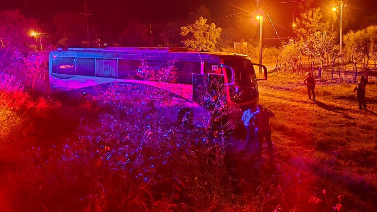 Autobús de pasajeros sufre falla mecánica y se sale de la cinta asfáltica en Salvador Alvarado