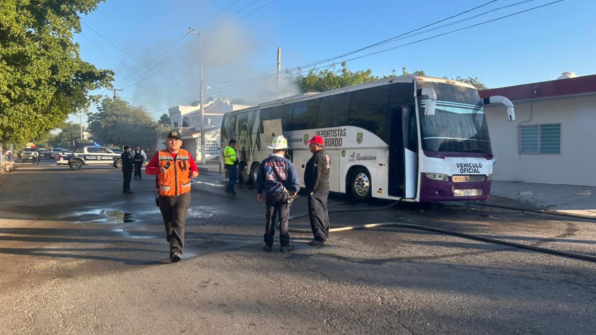 Se incendia autobús del Instituto del Deporte en Guasave