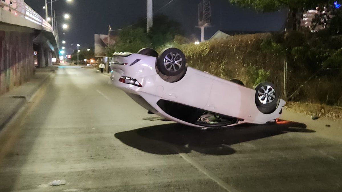 Automovilista vuelca sobre el bulevar Rolando Arjona en Culiacán; no hay heridos