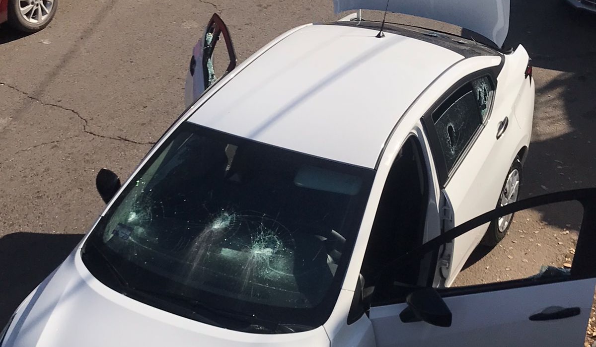 Tras reporte de balacera, hallan vehículo con impactos frente a primaria en Villas del Río, en Culiacán