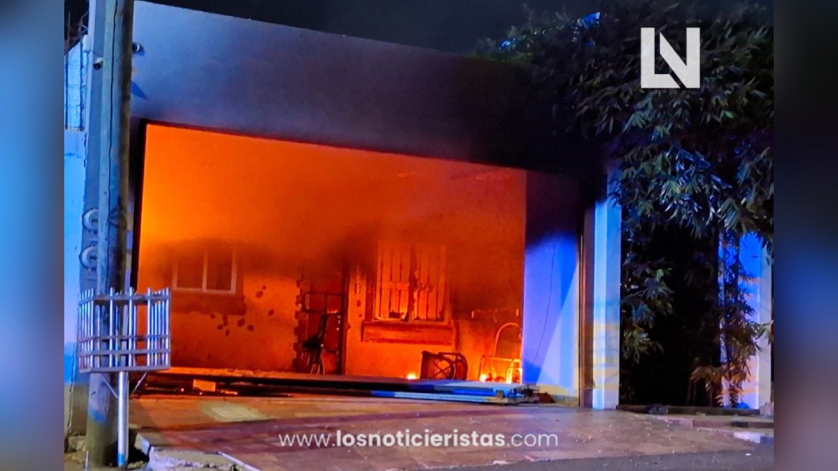 Tres viviendas fueron baleadas y una de ellas quemada esta noche en Culiacán