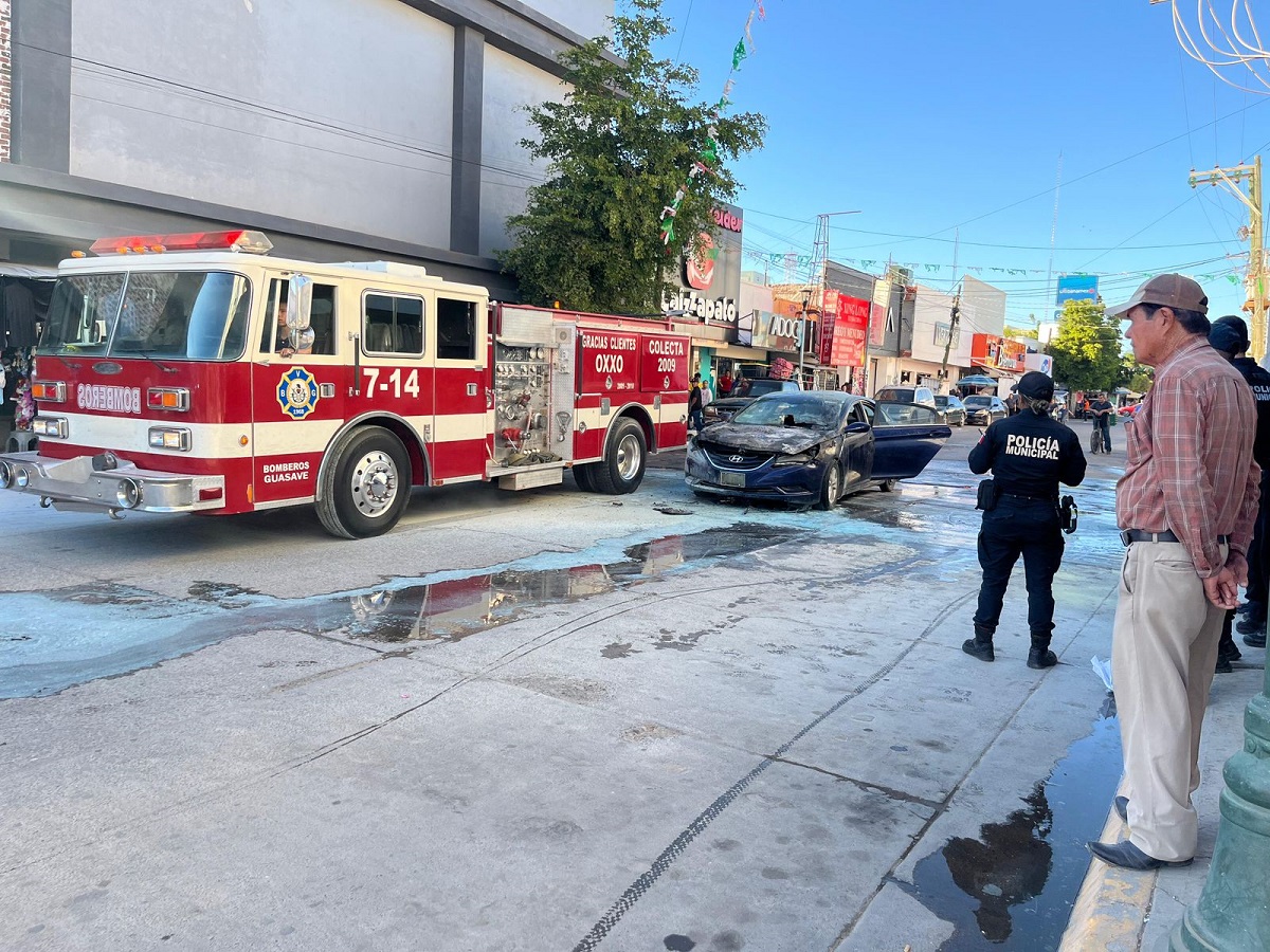 Por fallas en el motor se incendia un vehículo en pleno centro de Guasave