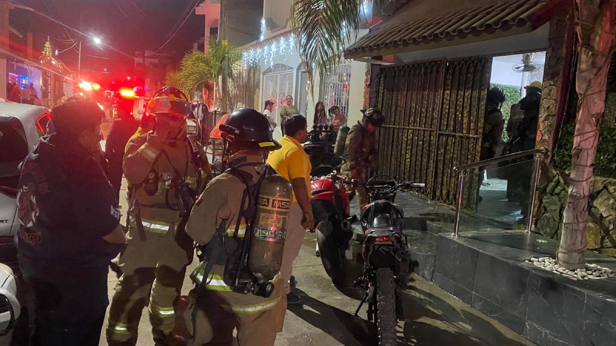 Bomberos atienden incendio de un boiler en un domicilio de la colonia Jacarandas, en Mazatlán