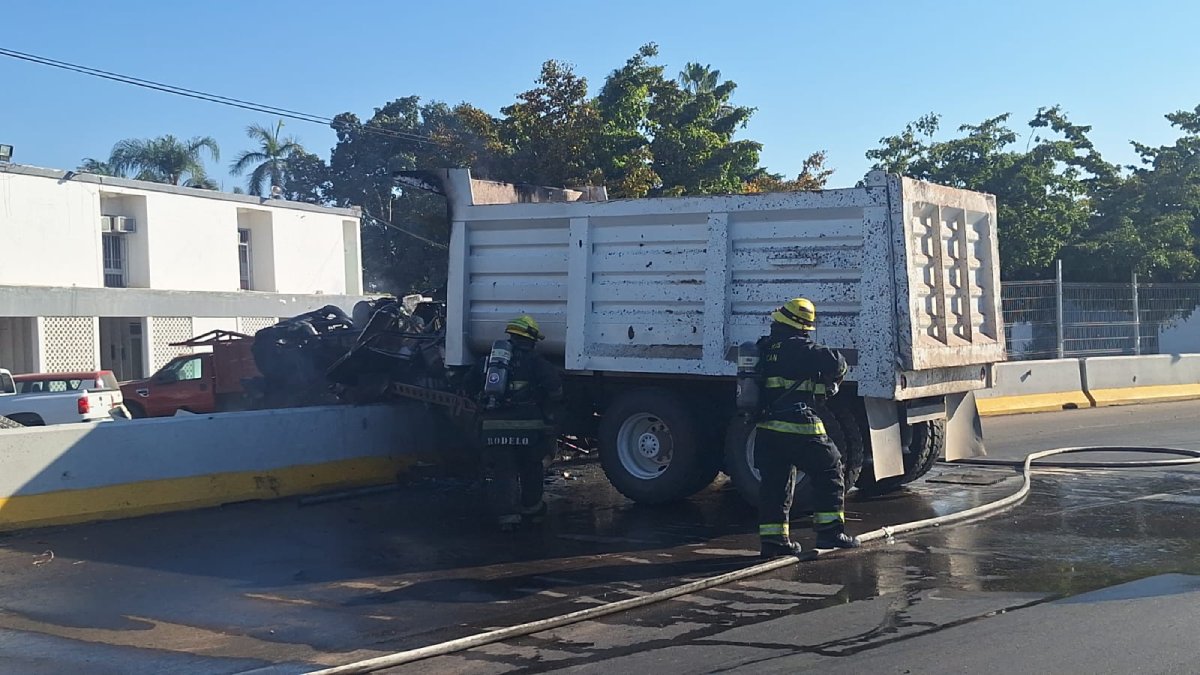 Choca y se incendia camión de carga tras choque cerca del Puente Negro en Culiacán