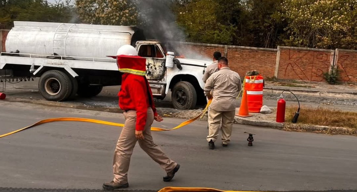 Incendio en transporte de carga causa daños materiales y movilización de socorristas en Mazatlán