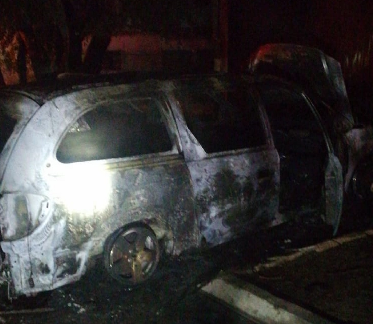 Se incendian dos vehículos en la colonia Teresita, en los Mochis