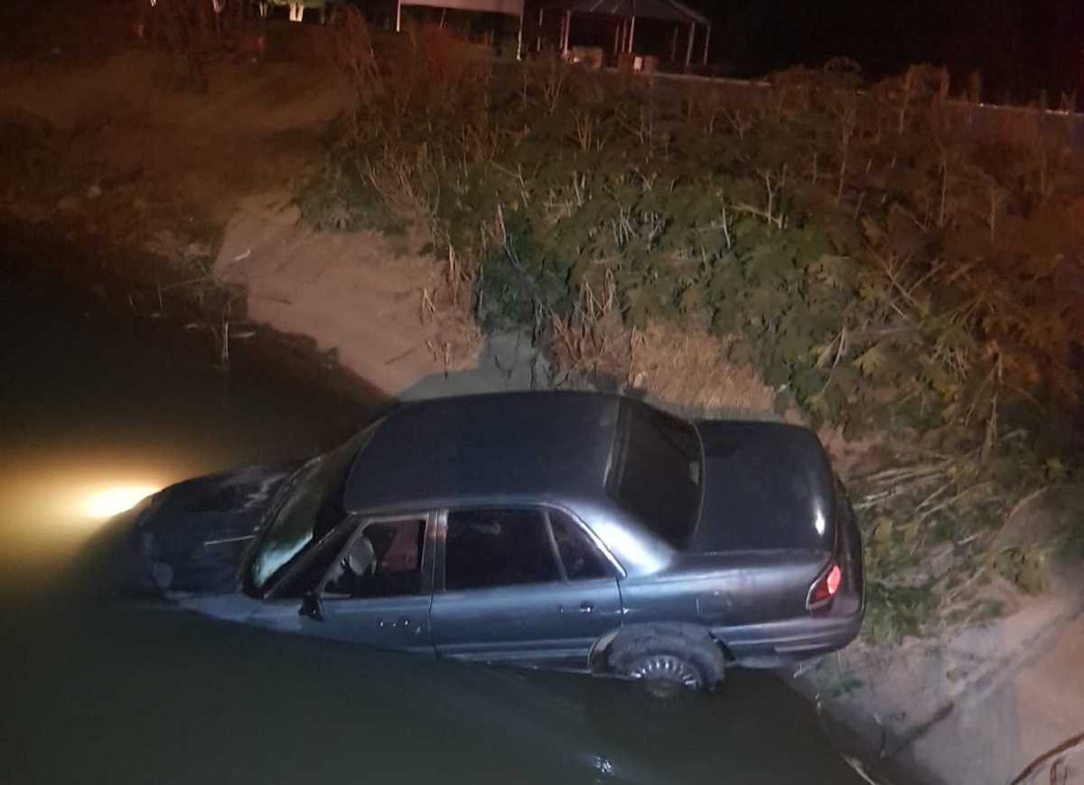 Abandonan carro tras canalazo en carretera a Las Glorias, Guasave